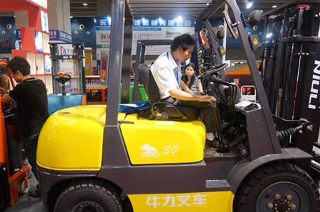 客戶正體現(xiàn)牛力內(nèi)燃叉車座駕