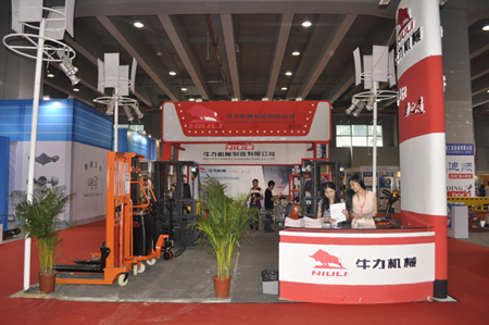 牛力機(jī)械展位_展品包括：內(nèi)燃叉車，全電動(dòng)搬運(yùn)車，全電動(dòng)升高車，手動(dòng)搬運(yùn)車，電子秤搬運(yùn)車，腳輪等。