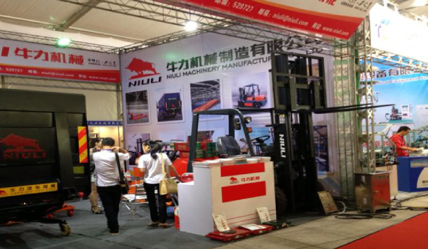 牛力參展產品：堆高車、汽車升降尾板、電動搬運車等