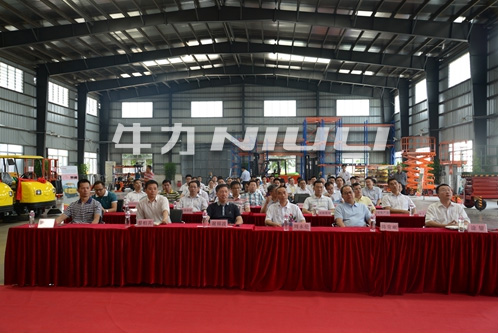 廣東粵科投資牛力機(jī)械簽約儀式暨牛力機(jī)械捐贈(zèng)智能清潔車